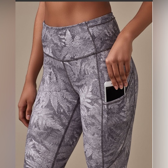 Lululemon Fast & Free Crop (19")
Kindred Spirit Alpine White Multi - Picture 3 of 6